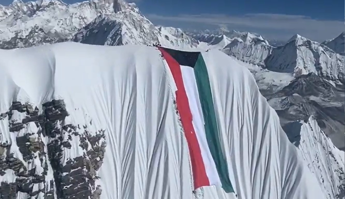 [:it]Nirmal Purja e la bandiera del Kuwait sull’ Ama Dablam [:en]Nirmal Purja and Kuwaiti Flag on Ama Dablam [:]